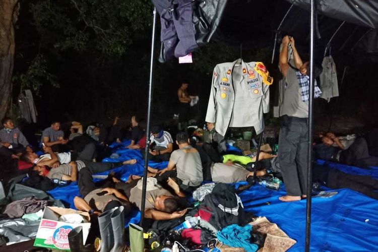 Karhutla Tak Kunjung Padam, Polisi di Riau Tidur di Hutan