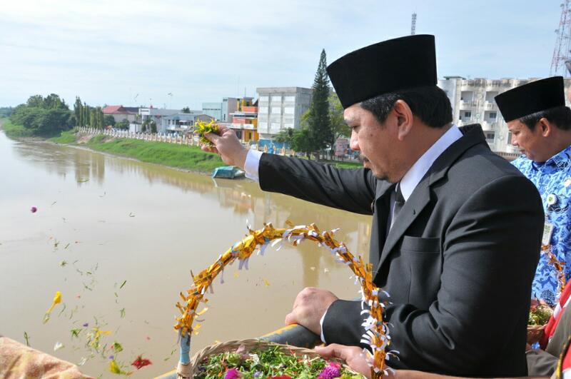 Mengenang Peristiwa Rengat Bersejarah, Wabup Khairizal Tabur Bunga di Sungai Indragiri