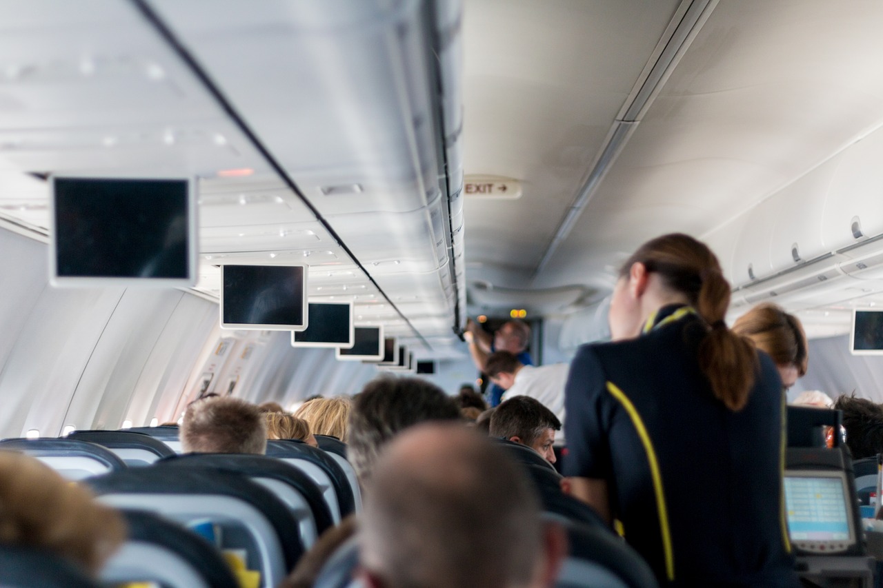 Alasan Pramugari Menyapa Penumpang dan Mondar-mandir di Lorong Pesawat