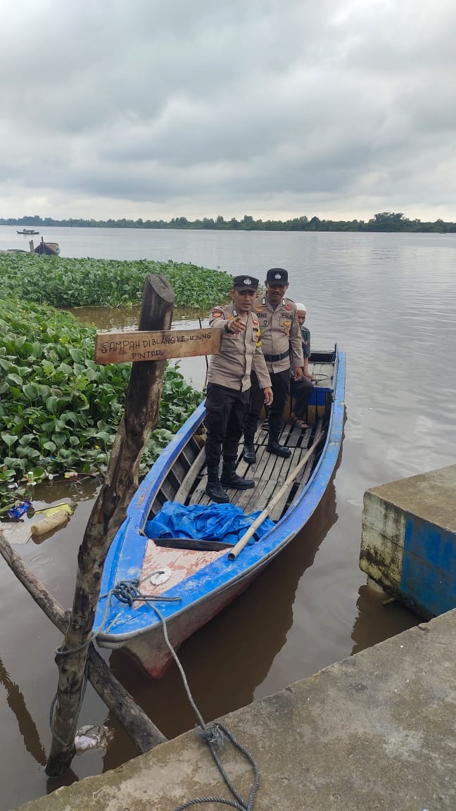 Dengan Perahu Kayu, Personil Polsek Tempuling Lakukan Sosialisasi Pemilu Damai 2024