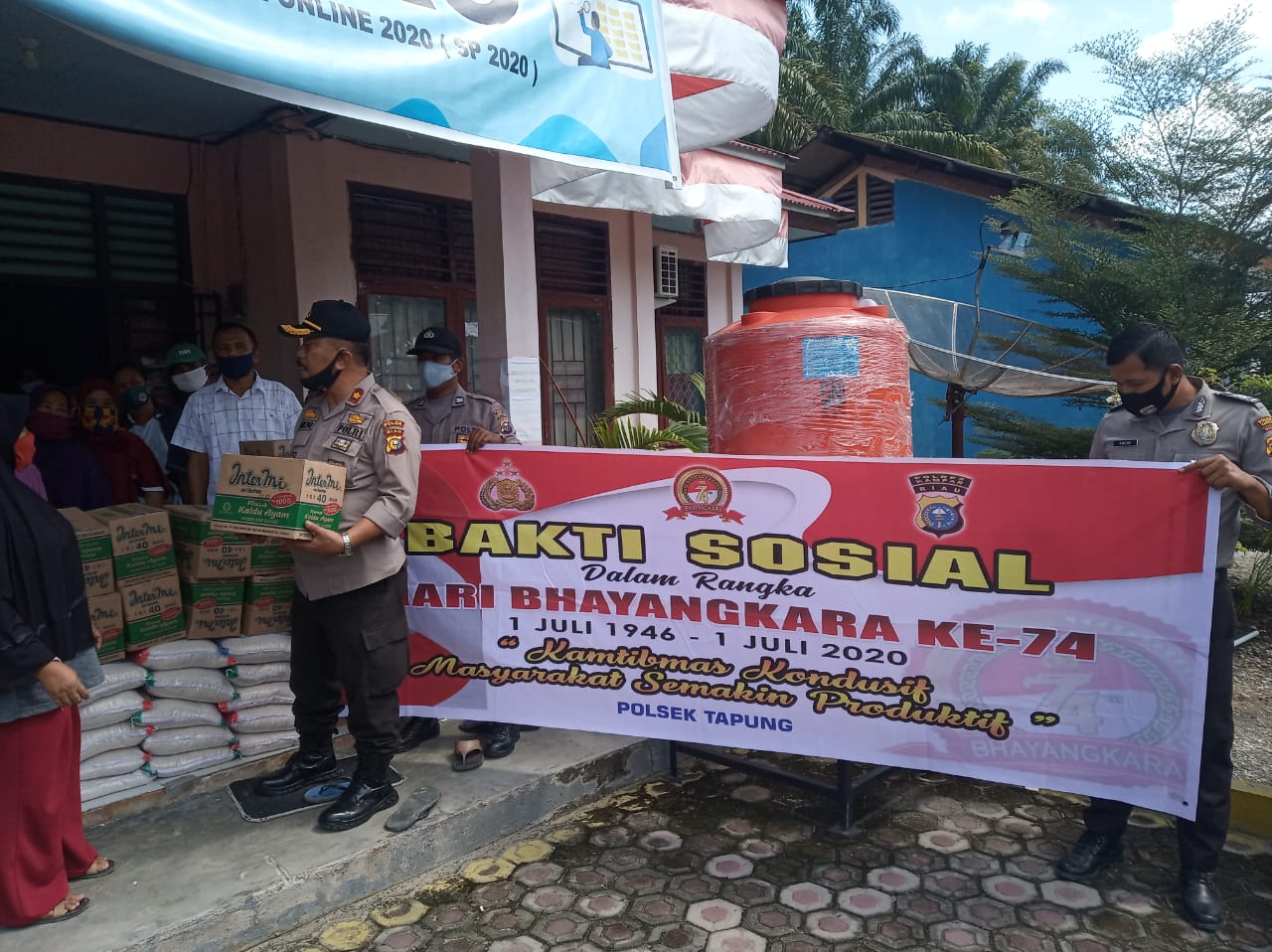 Polsek Tapung Gelar Bakti Sosial Hari Bhayangkara ke-74, Bagikan 20 Paket Sembako di Desa Indra Sakti
