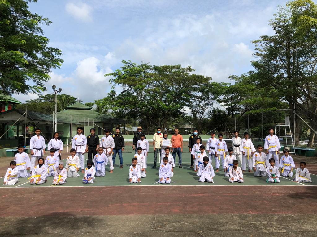 Forki Inhil Serahkan Dana Pembinaan ke Perguruan Inkai