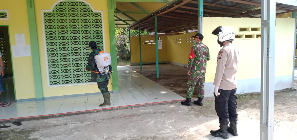 Cegah Covid-19, Babinsa 02/Sejangkung Kawal Penyemprotan Disinfektan Di Tempat Ibadah