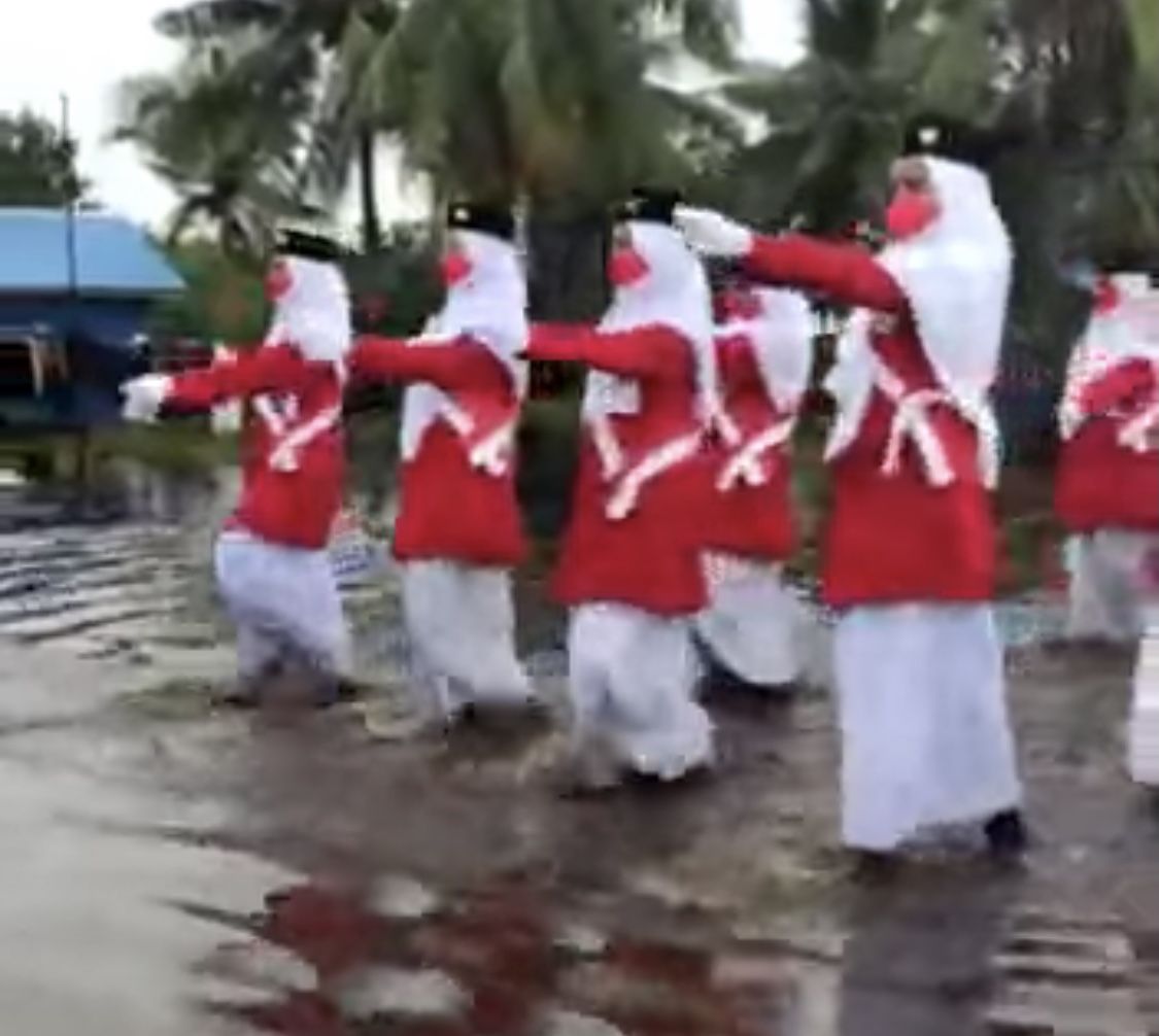 Suasana Penurunan Bendera di Ponpes Daarul Rahma, Kateman Inhil Diguyur Hujan