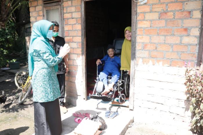 Rasidah Alfedri Bersama Dekranasda Siak Salurkan Sembako dan Masker Bagi Warga Dhuafa