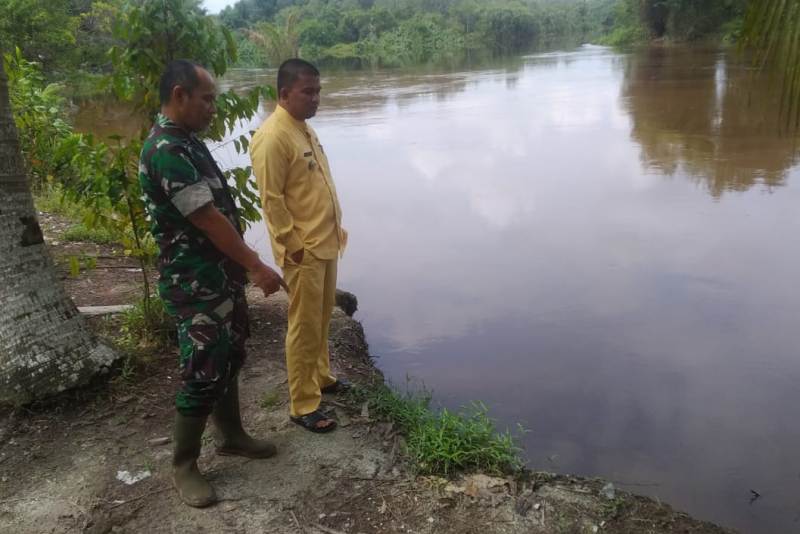 Camat Siak Kecil M Fadlul Wajdi Tinjau Banjir di Bandar Jaya