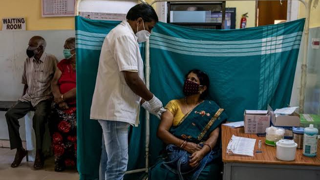 KETERLALUAN! Ribuan Warga India Ditipu, Disuntik Vaksin Palsu Berisi Air Garam