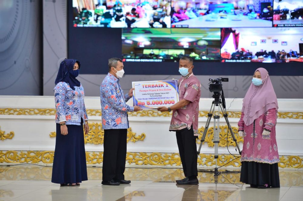 Pasangan Wizarni dan Desi Halyani Raih Terbaik I Keluarga Teladan Tingkat Provinsi Riau 2021