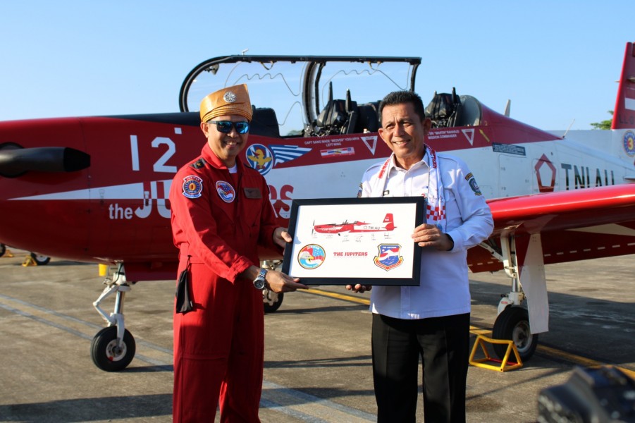 Gubernur Ansar Mencoba Keseruan Cockpit Pesawat JAT TNI AU