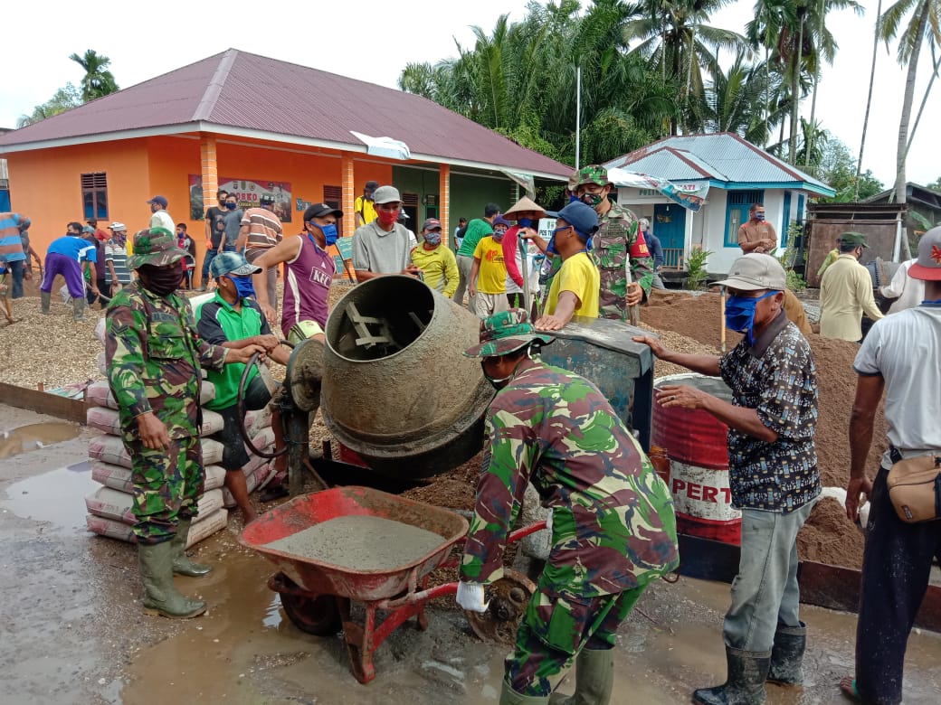 Bersama masyarakat, TNI dan Apdes Melaksanakan Giat Pra TMMD Imbangan Pembuatan Jalan di Desa Teluk Kiambang