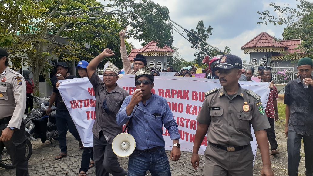 Geruduk DPRD Siak, Warga Minta Penghulu yang Tertangkap Mesum Dicopot