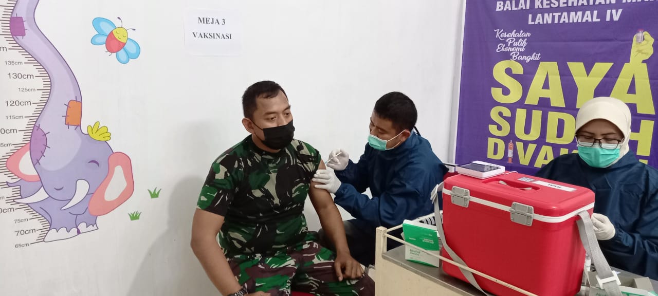 Segenap Prajurit Lantamal IV Semarakan Serbuan Vaksin TNI di Kantor Diskes Lantamal IV