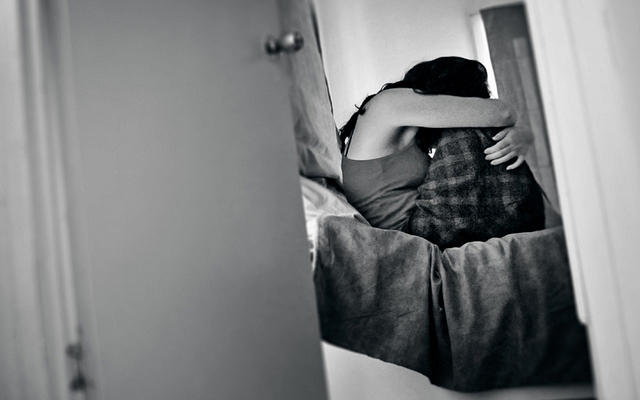 Wah! Pemuda Ini Nekat Masuk ke Kamar Pacarnya dari Jendela dan Bercinta