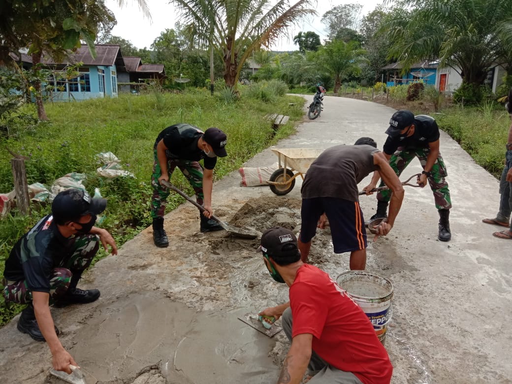 Berikan Rasa Nyaman Bagi Pengendara, Satgas Pamtas Yonif 642 Bersama Masyarakat Perbaiki Jalan Desa