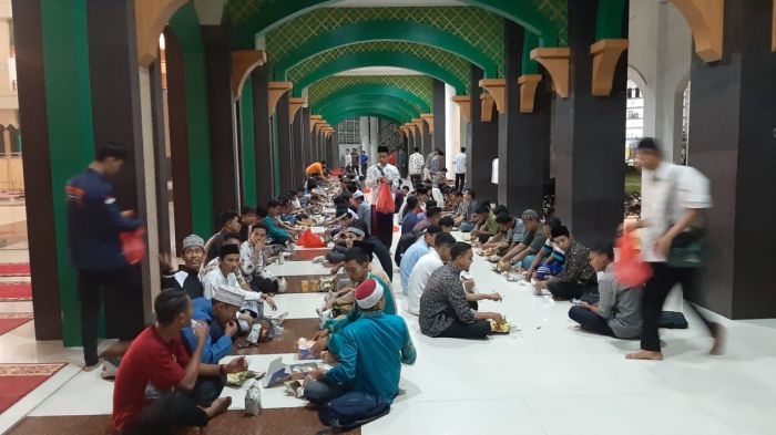 Masjid Al-Jami'ah UIN Suska Riau Sediakan Buka Puasa Gratis
