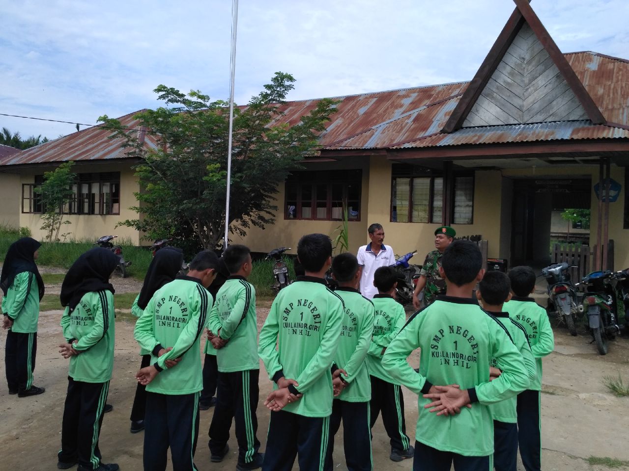 Sambangi SMP, Koramil 04/Kuindra Beri Materi Wawasan Kebangsaan