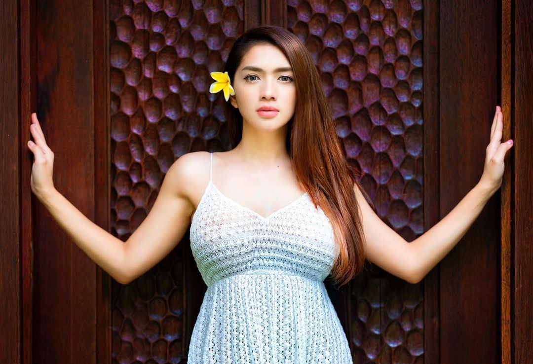 Angel Karamoy Berbalut Dress Pose di Tepi Kolam, Cantik Banget!