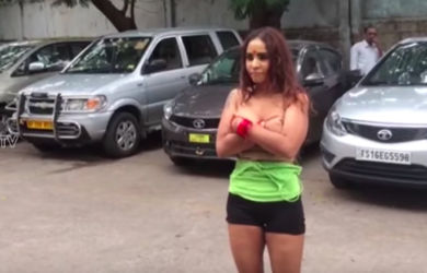 Artis Ini Pamer Payudara di Jalan, Protes Sutradara Cabul