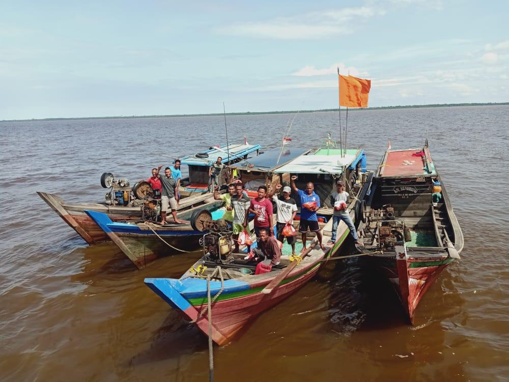 Jelang Peringatan Hari Dharma Samudera Tahun 2021, KRI LEPU-861 Bagikan Paket Sembako