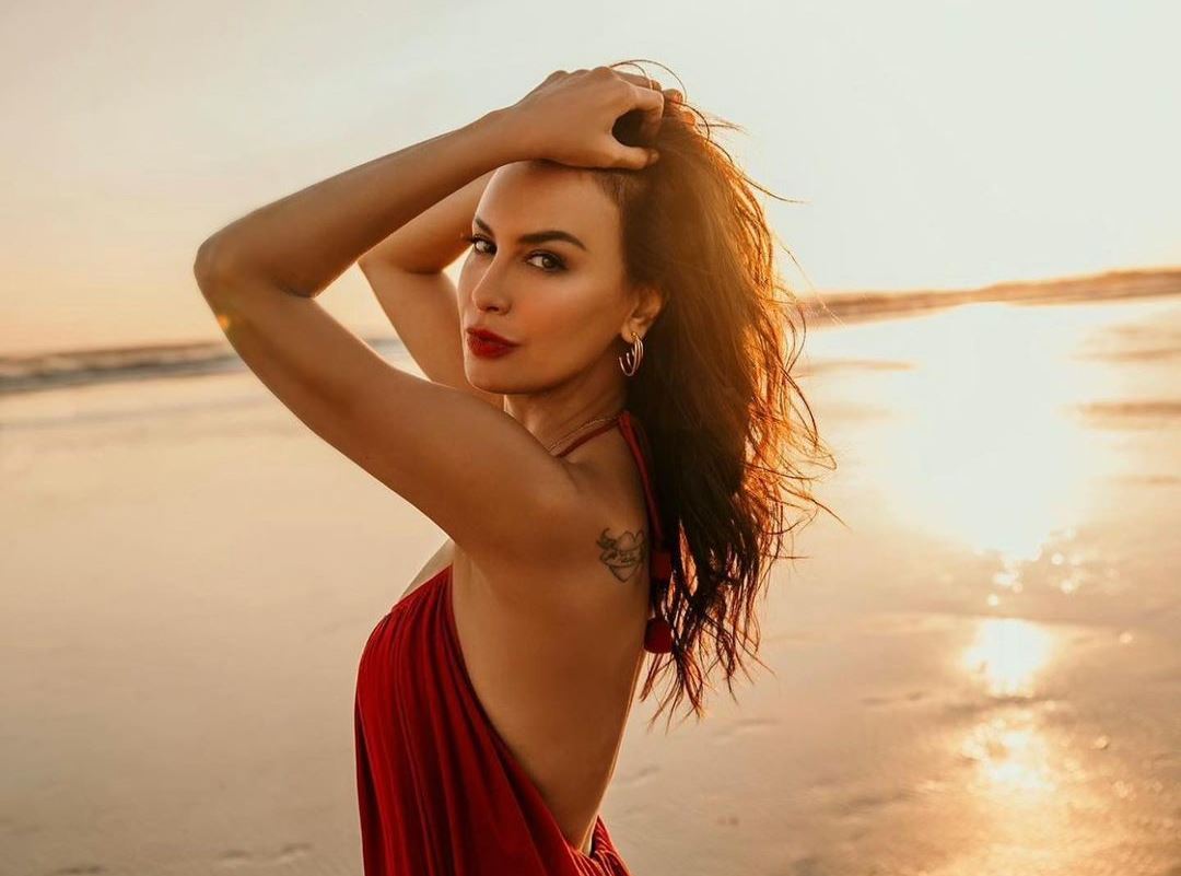 Ketika Sophia Latjuba Pakai Dress Merah di Pantai, Netizen: Amazing