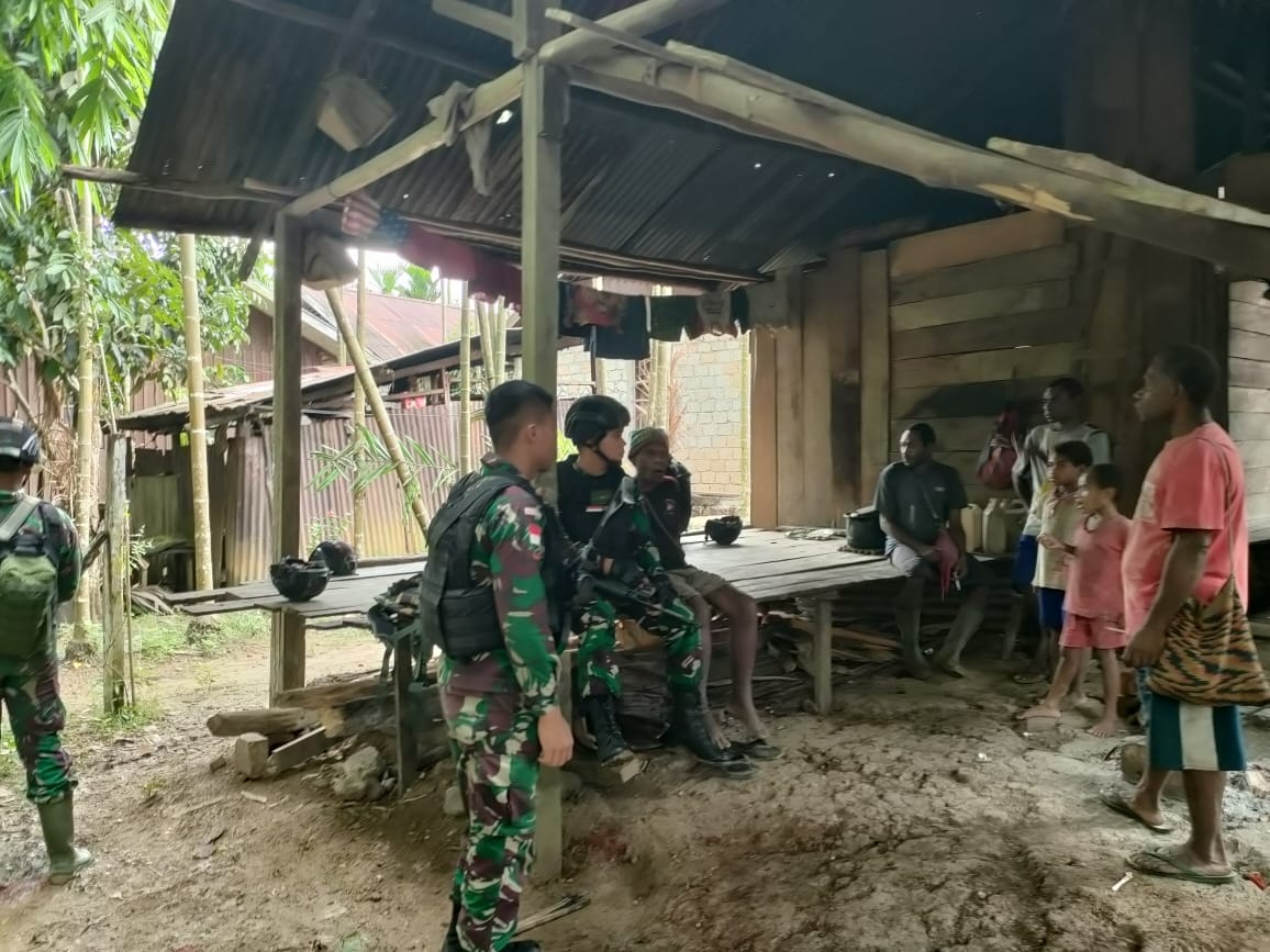 Satgas Yonif 126/KC Melaksanakan Komsos ke Rumah Warga Binaan