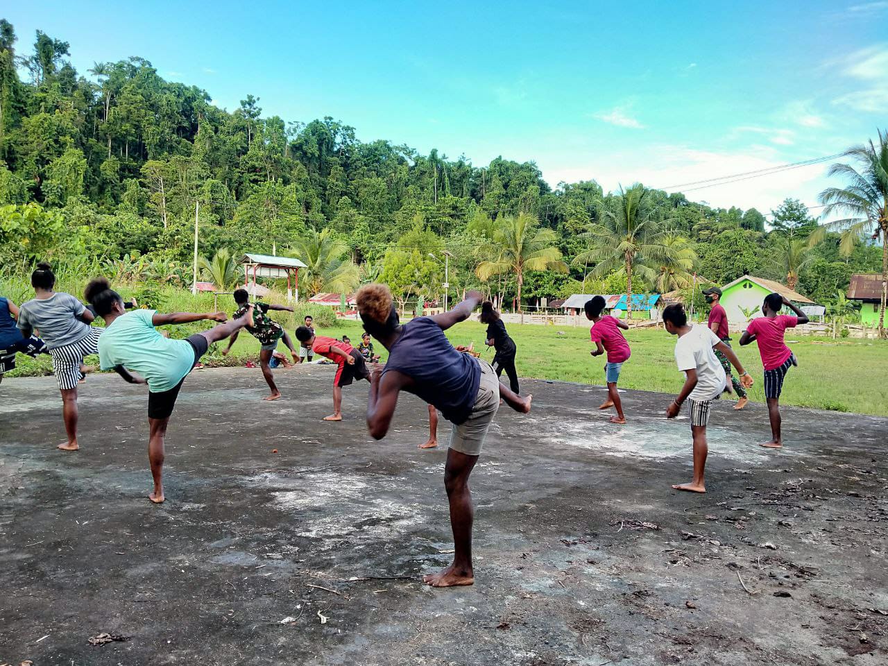TNI Ajarkan Beladiri Pencak Silat Kepada Masyarakat Di Papua