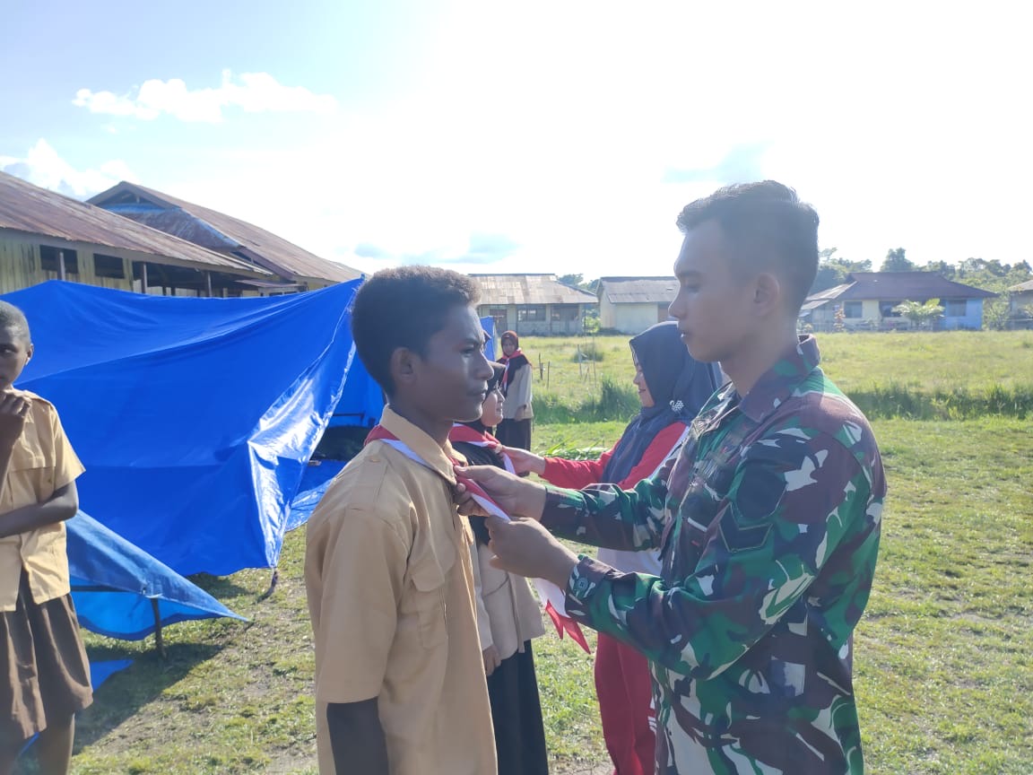 Prajurit TNI Satgas Pamtas Yonif 126/KC Berikan Pelatihan Pramuka Kepada Anak-Anak di Perbatasan Papua