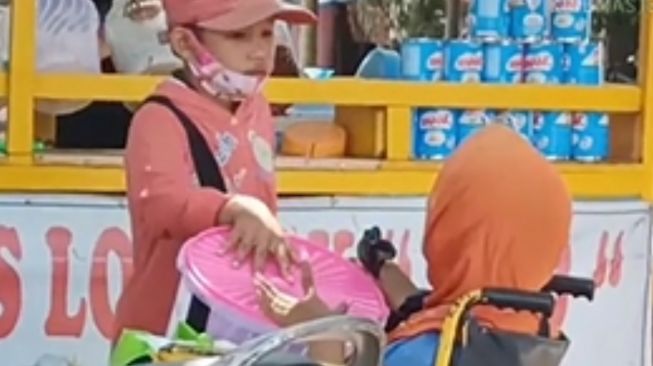 Kisahnya Pilu Bocah Jualan Keripik Pisang Sambil Dorong Ibu di Kursi Roda, Netizen: Aku Kurang Bersyukur