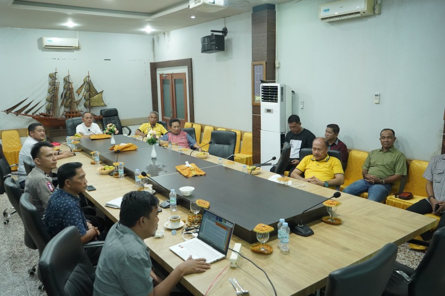 Bupati Inhil Herman Pimpin Rapat Evaluasi Pengawasan Angkutan Barang di Tembilahan