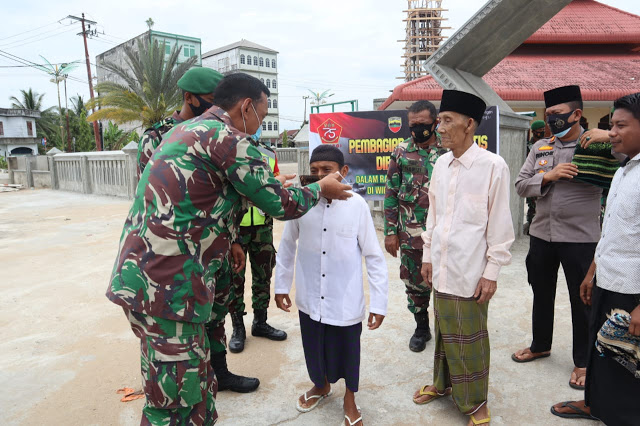 Bersama Polsek Tembilahan Hulu, Kodim 0314/Inhil Berbagi Masker Sebelum Sholat Jumat