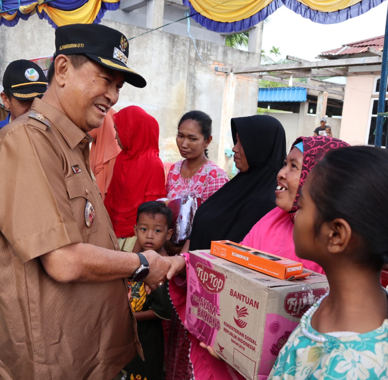 Syamsuddin Uti Serahkan Bantuan Korban Kebakaran Seberang Tembilahan