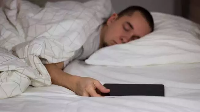 Berhati-hatilah Saat Main HP Sebelum Tidur, Ini Efeknya