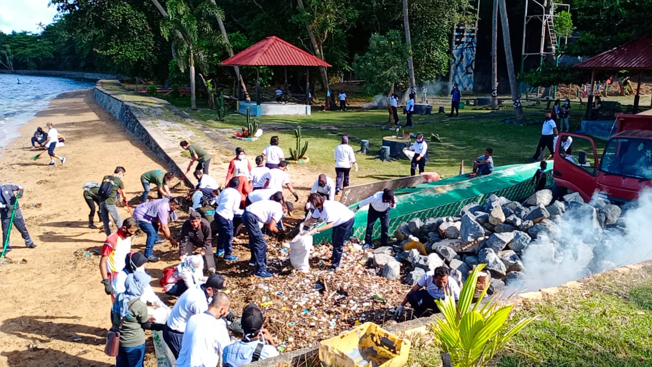 Lantamal IV bersama Yayasan Bina Berkah Lestari Gelar Bersih-bersih Pantai