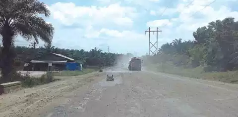 Jalan Lintas Duri-Dumai Km 12 Rusak dan Berdebu
