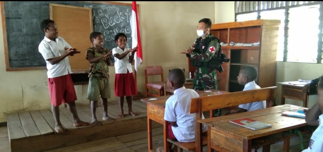 Peduli Terhadap Bahaya Penularan Covid-19, Satgas TNI Lakukan Sosialisasi Di Sekolah