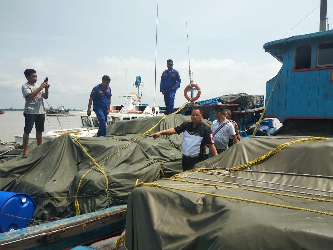 Ditpolair Polda Riau Amankan Dua Kapal Berisi 200 Karung Pakaian Jadi