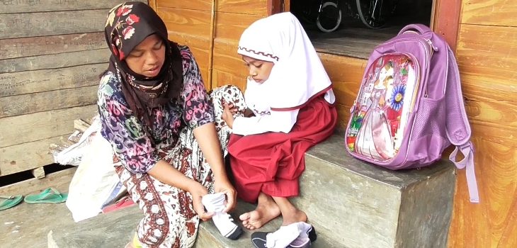 Kisah Nur Aisyah, Bocah Asal Madina, Meski Lumpuh Tetap Semangat Bersekolah
