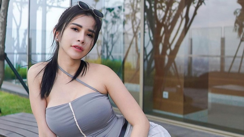 Seksinya Maria Vania Pakai Tanktop Ketat Pose Duduk Manja, Netizen: Memperjuangkan Kamu Boleh Ga