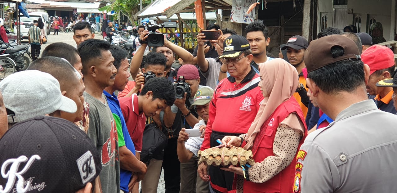 HM Wardan Serahkan Bantuan Korban Kebakaran Jalan Kayu Jati, Tembilahan Hulu