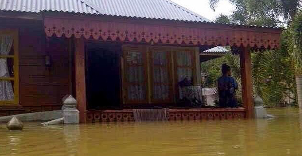Pemko Pekanbaru Serahkan Bantuan Banjir ke Kampar