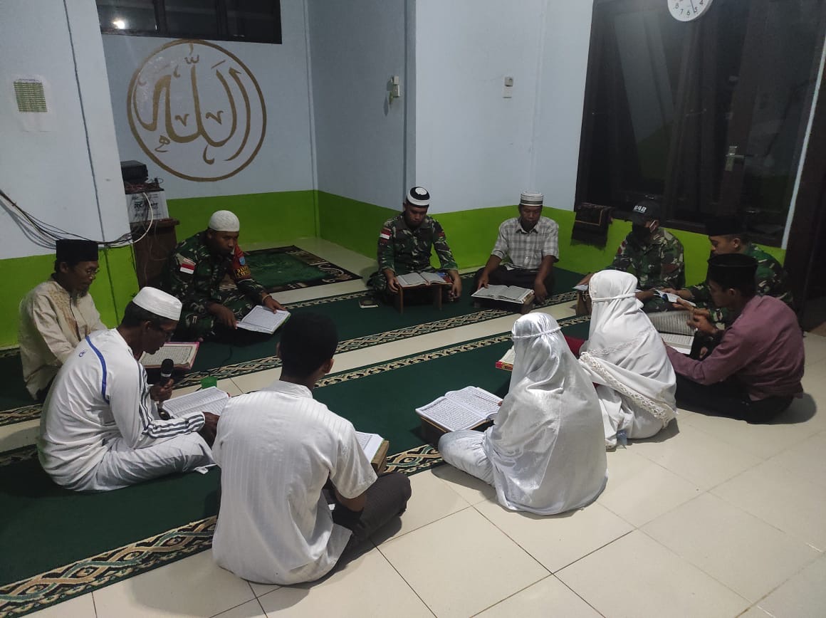 Ramadhan di Perbatasan, Satgas Yonif 642/Kapuas Laksanakan Ibadah Bersama Warga