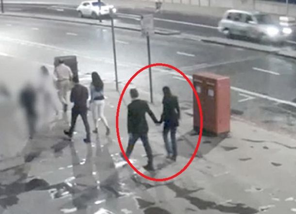 Berjalan Gandengan Tangan, Tidak Menyadari Salah Satunya Akan Mati