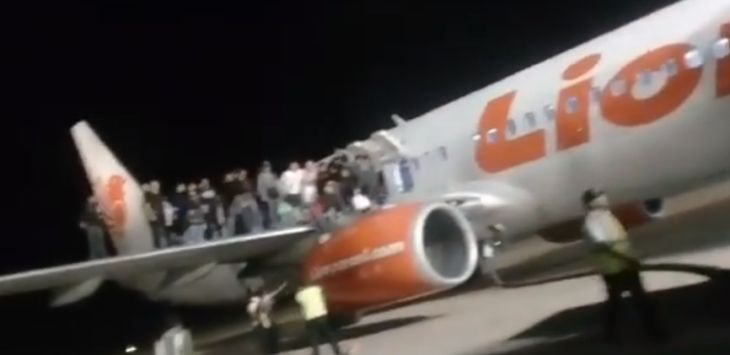 Ada Teror Bom, Ini Video Penumpang Lion Air Berjatuhan di Pintu Darurat