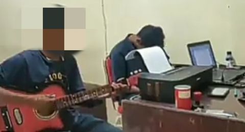 Dihukum Nyanyi Lagu Ibu di Kantor Polisi, Bikin Nangis Haru