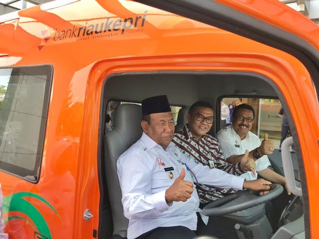 Bank Riau Kepri Serahkan Empat Unit Mobil Samsat Keliling