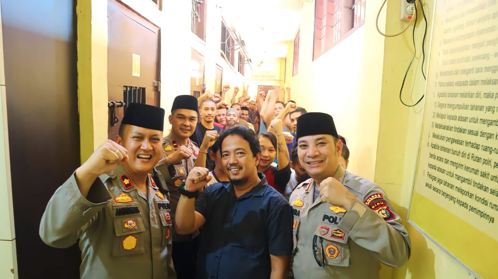 Beri Motivasi Positif, Kapolres Bengkalis AKBP Indra Wijatmiko Kunjungi Dan Makan Siang Bersama Para Tahanan