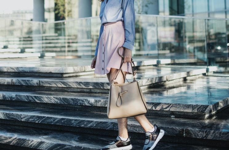 Wanita Ini Dilarang Masuk ke Tempat Vaksin Karena Tak Sesuai Dress Code