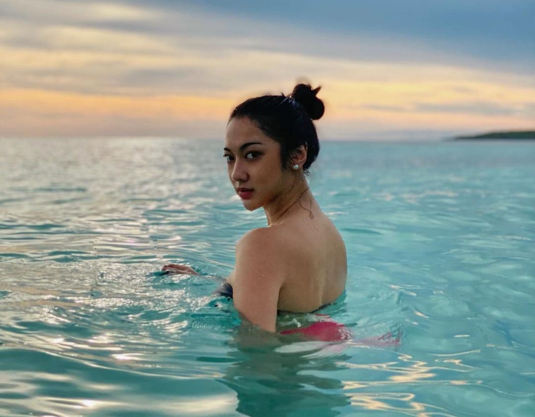 Anindita Hidayat Pamer Bodi Seksi dengan Berbikini