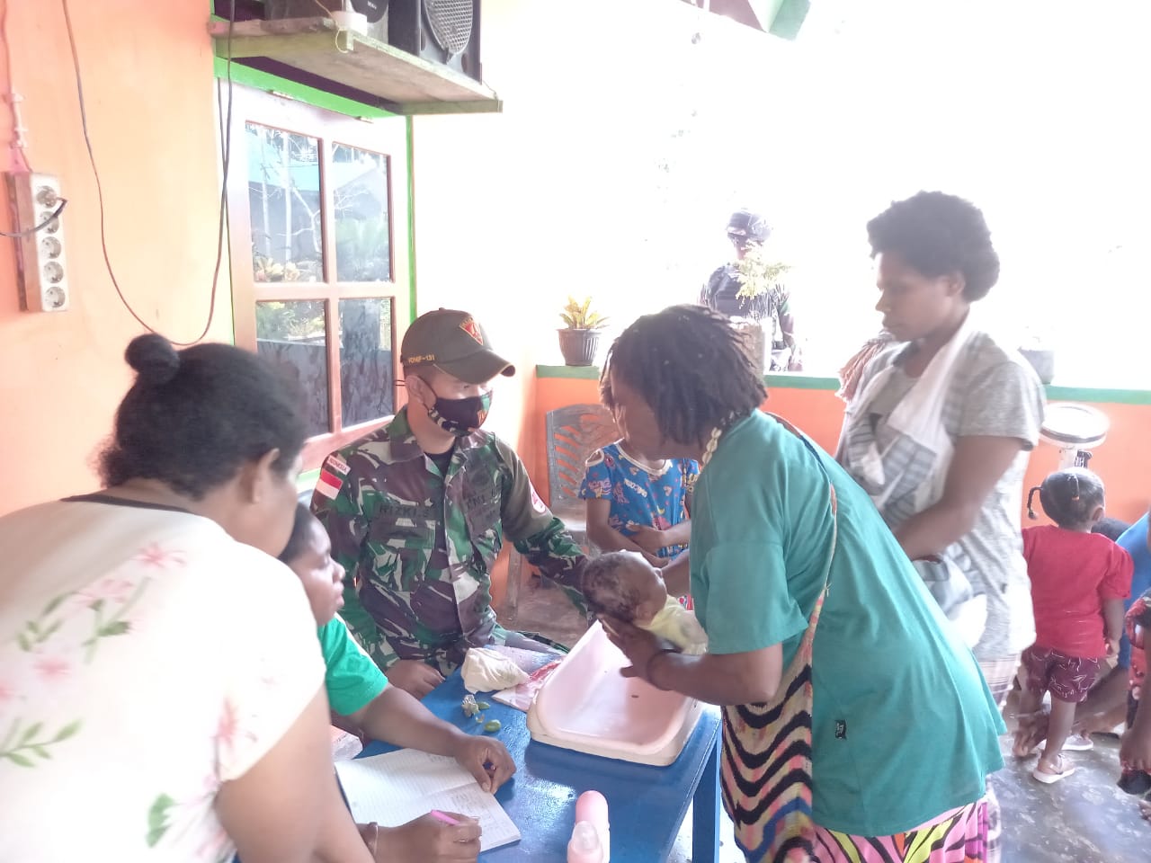 TNI Bantu Masyarakat Papua Melaksanakan Posyandu