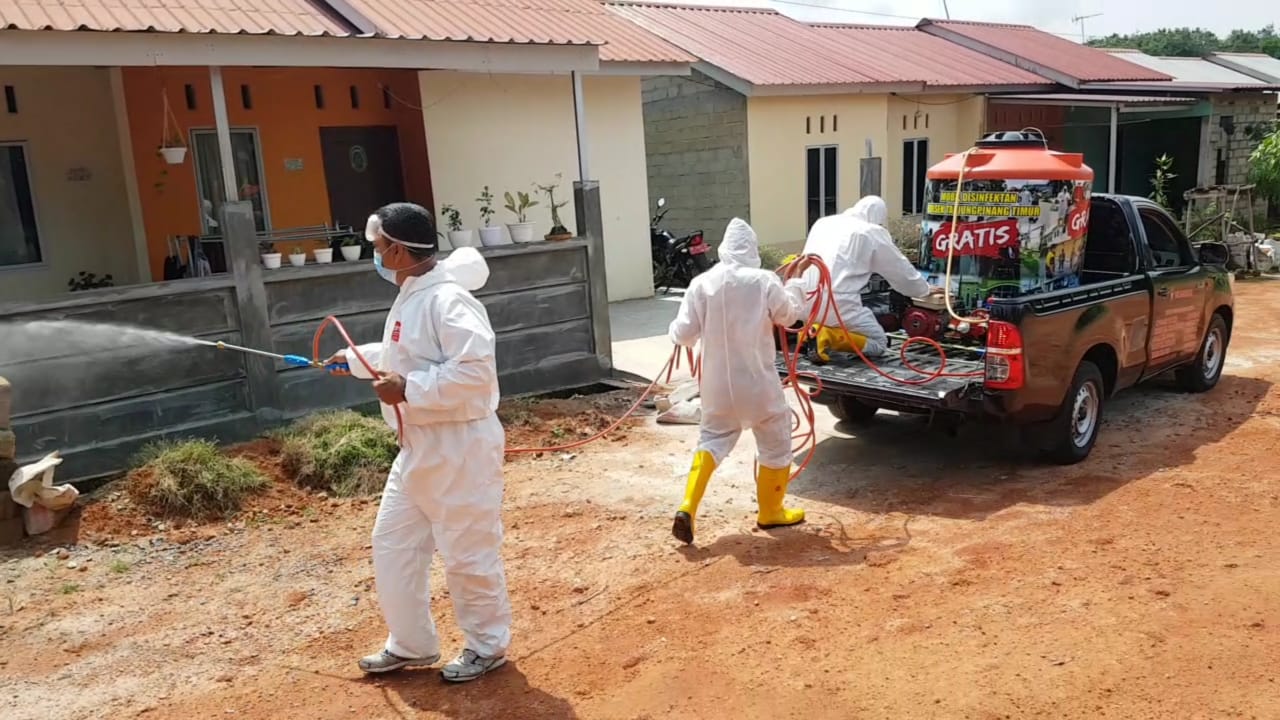 Warga Terpapar Covid-19, Polsek Tanjungpinang Timur Bersama RT Dan Masyarakat Laksanakan Penyemprotan Cairan Disinfektan